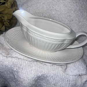 Mikasa Italian Countryside Gravy Boat And Underplate Creamy White New In Box